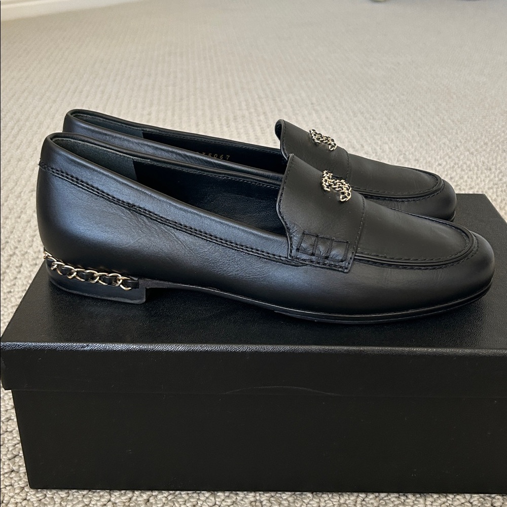 Chanel CC Black and Gold Chain Loafers Flats Size 38.5 Runs Small Like 7.5 or 8 - Picture 4 of 8